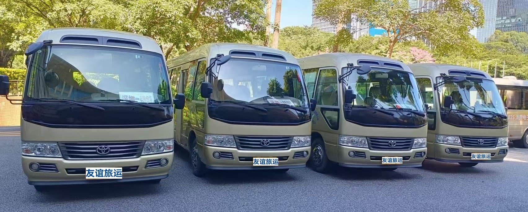 会务接待场景中的中巴车