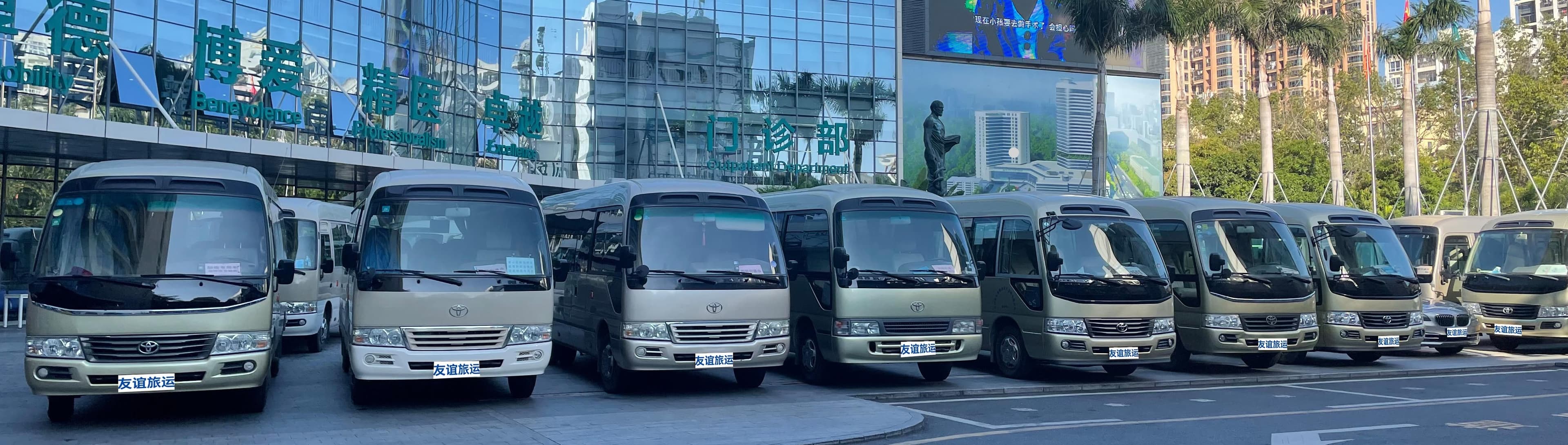 城市道路旁的中巴车