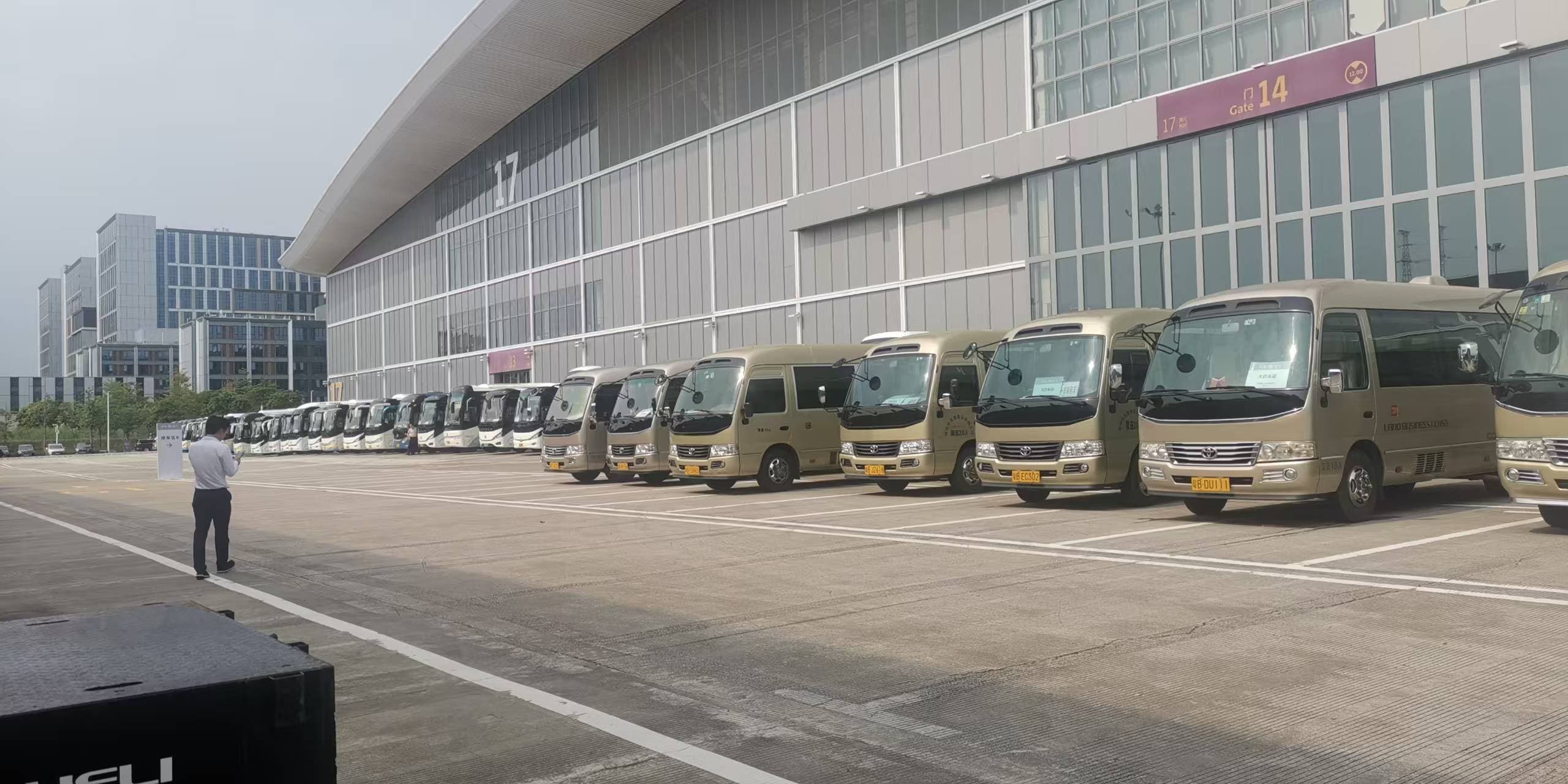 城市道路上的中巴车