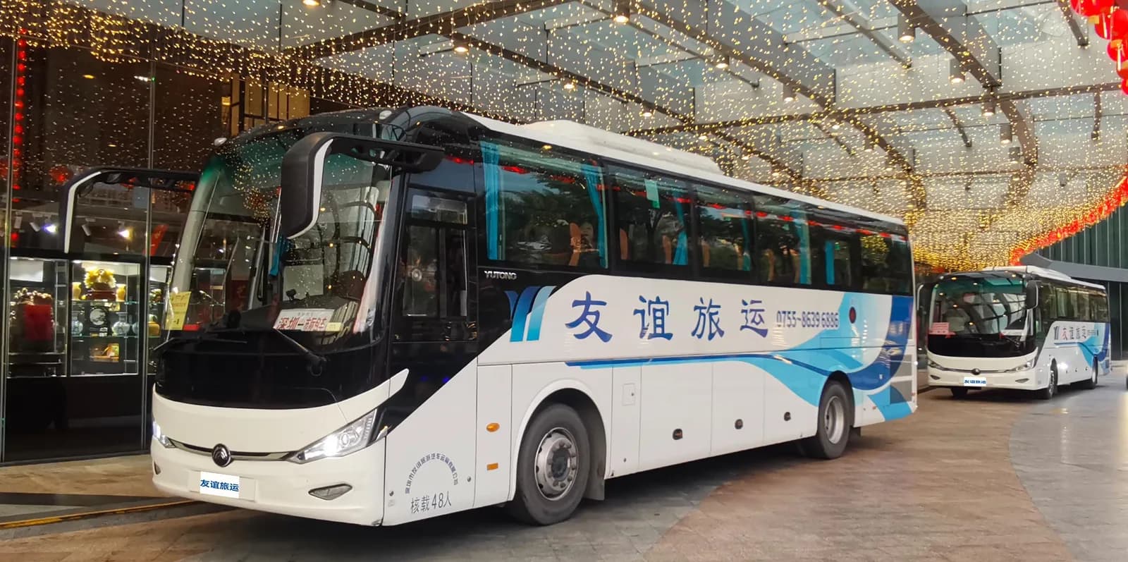 道路上的大型大巴车