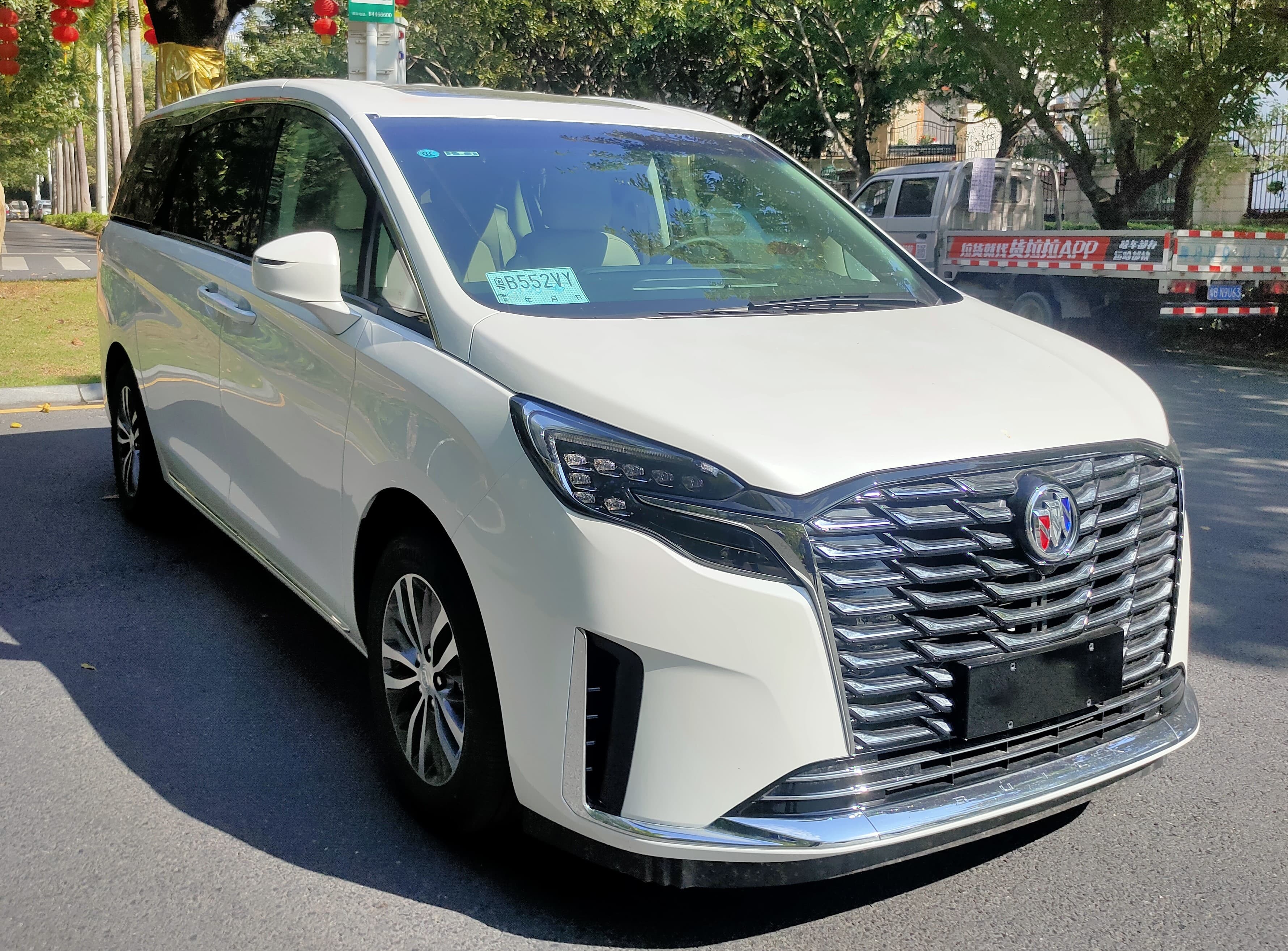 城市高楼间的商务 MPV