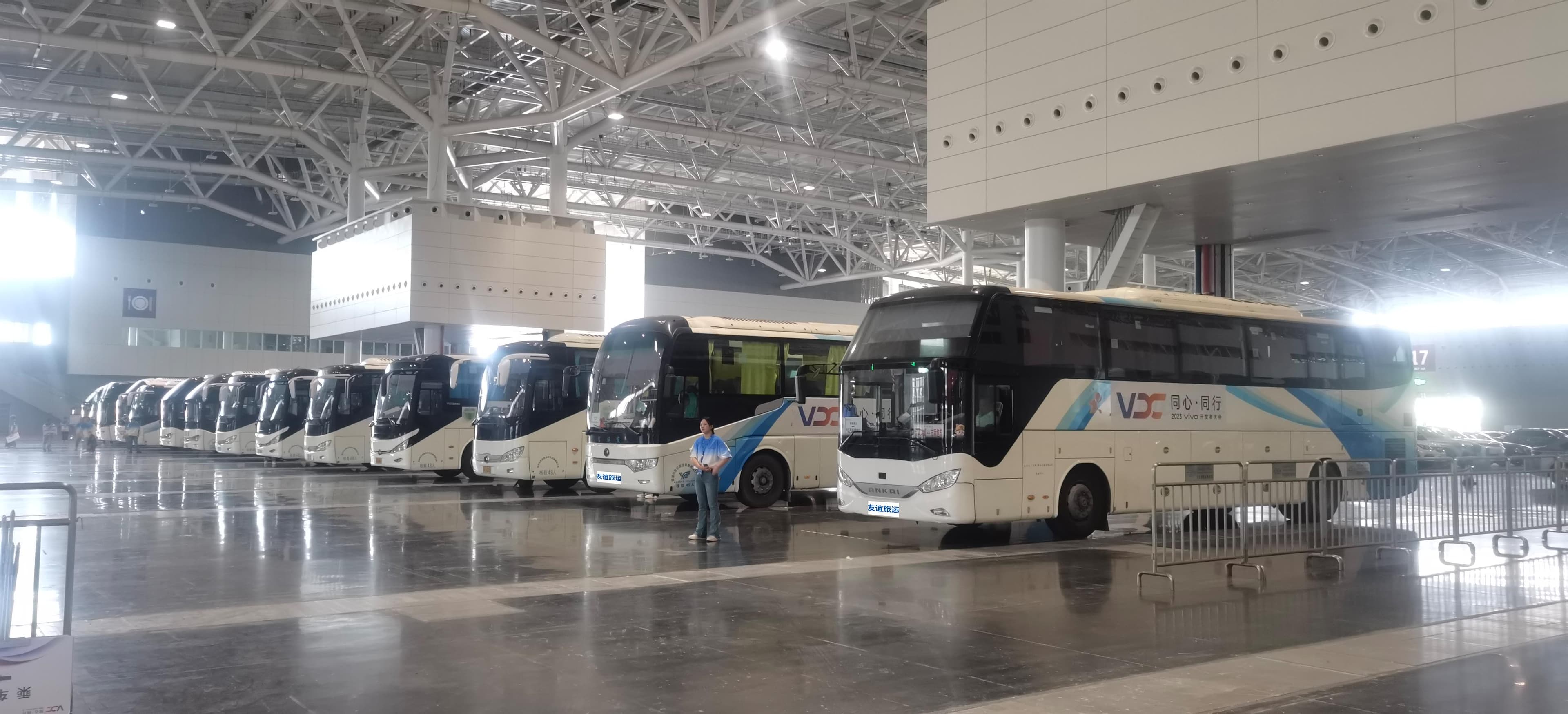 旅运包车场景中的大巴车