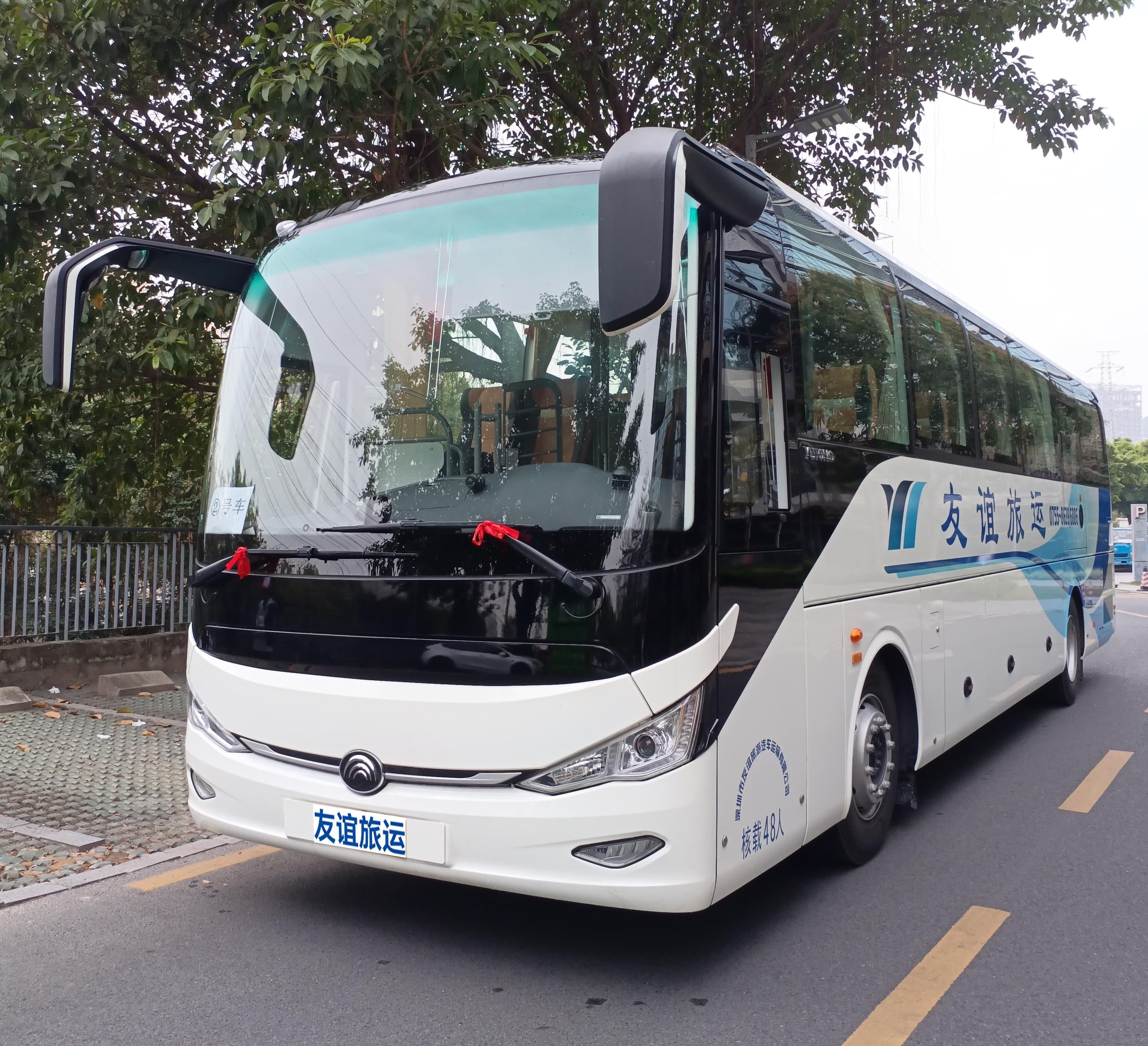 停靠的大巴车