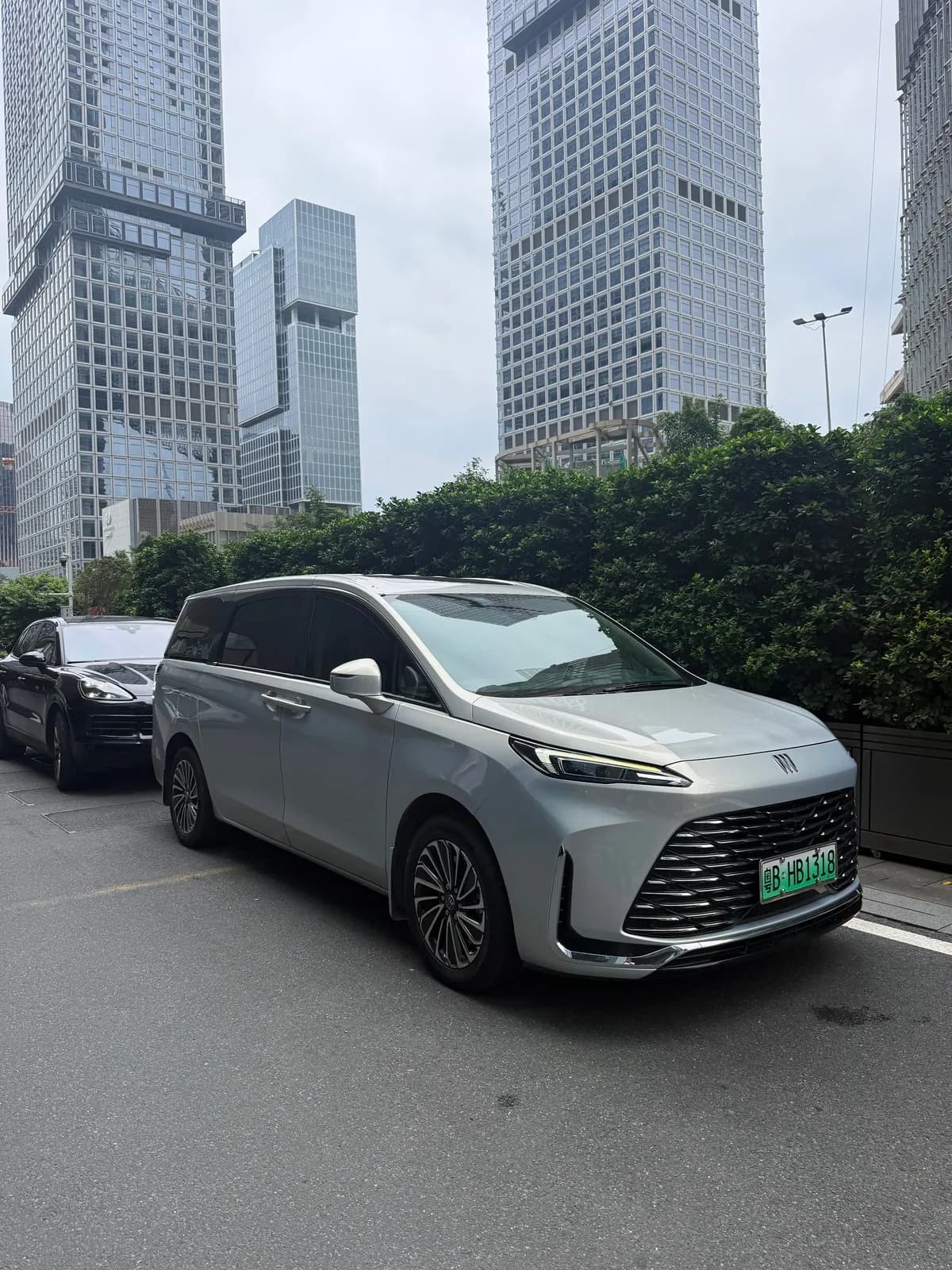 城市高楼间的商务 MPV