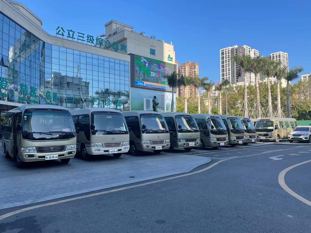 园区接送中的中巴车