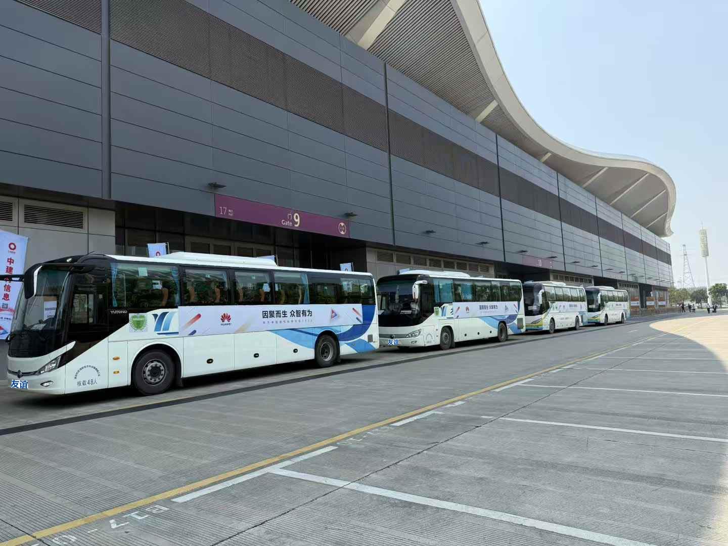 停靠中的大巴车
