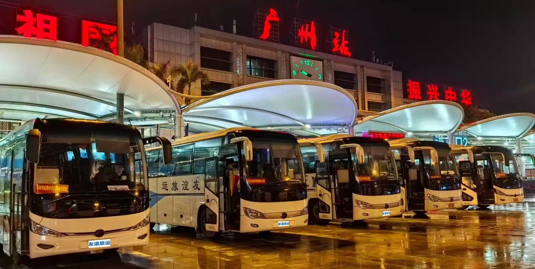 停靠中的白色商务车