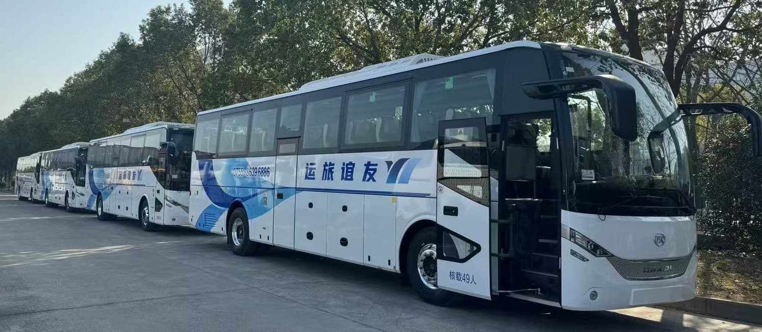 固定班线停靠的大巴车队